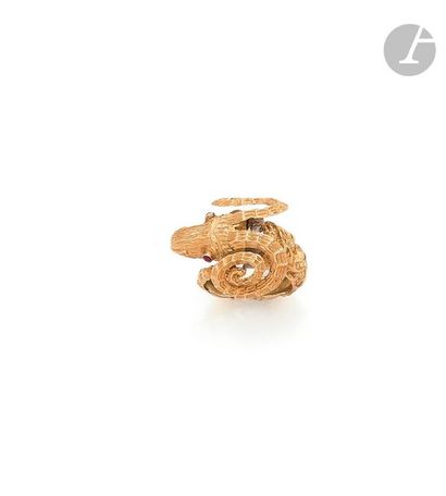null 18K (750) textured gold ring with a ram's head and ruby-studded eyes. Probably...