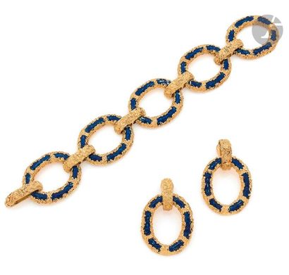 null A textured 18K (750) gold half-set comprising: an articulated bracelet of 5...