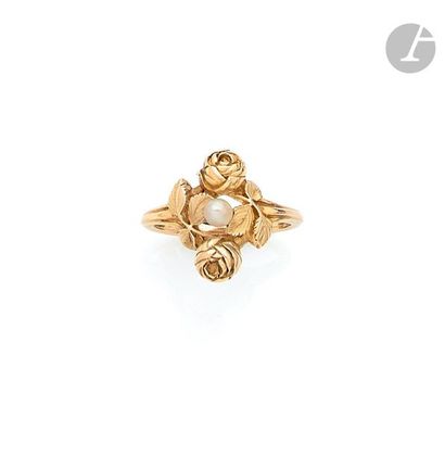 18K (750) gold ring with two roses, decorated...