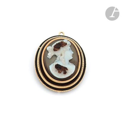 null 18K (750) gold brooch, adorned with a 3-layer agate cameo carved with a young...