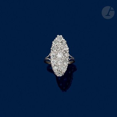 null Bague marquise en or gris 18K (750) pavée de diamants ronds de taille ancienne....