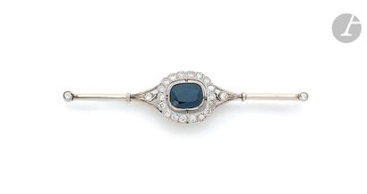 null 18K (750) white gold barrette brooch, adorned with a cushion-shaped sapphire...