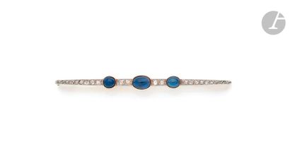 null 18K (750) gold bar brooch, adorned with three oval sapphires cabochons set with...