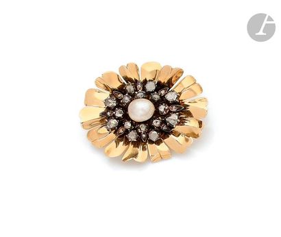 null Broche en or 18K (750) représentant une fleur, le pistil en perle baroque entouré...