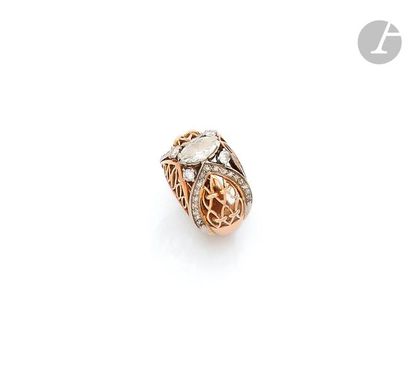 null Ring in 18K (750) gold and platinium, set with an oval-shaped diamond set with...