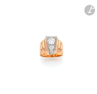null 18K (750) gold little finger ring, set with 3 round old cut diamonds in a platinum...