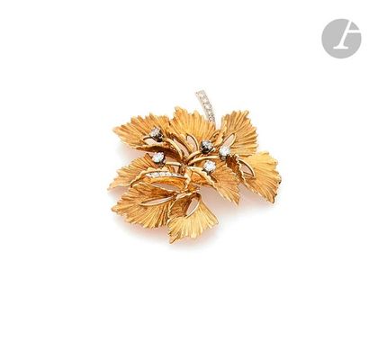 null 18K (750) gold brooch representing foliage, embellished with round brilliant...