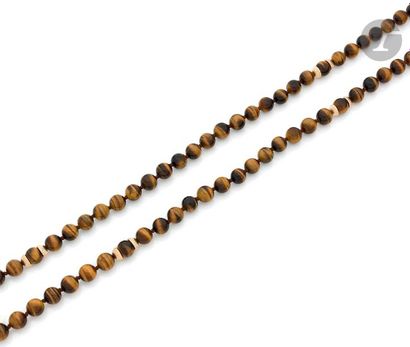 null Long necklace of tiger's eye balls decorated with 18K (750) gold gadrooned ferrules.
Length:
about
85...