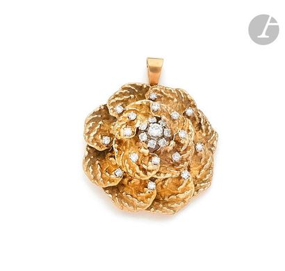 null Pendant in textured 18K (750) gold representing a blooming flower, set with...