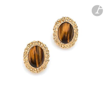 null Pair of textured 18K (750) gold ear clips, each adorned with an oval cabochon...