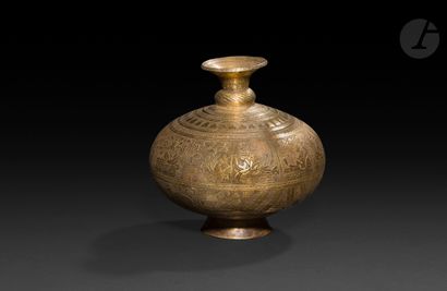 null Vase lota, Inde, Gujarat, XIXe siècle 
En laiton, à panse globulaire sur petit...