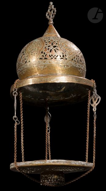null Lampe suspendue, Égypte ou Proche-Orient, XIXe siècle
En laiton, en forme de...