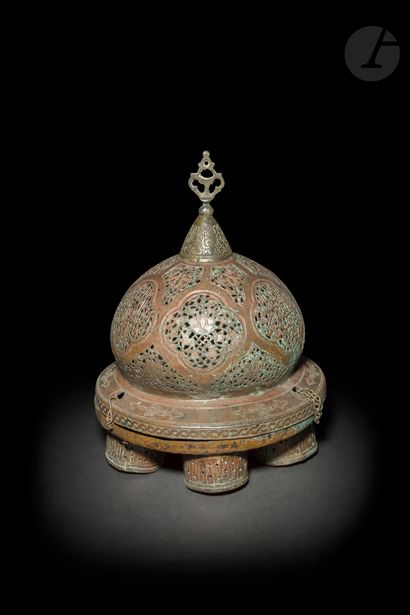 null Lampe de mosquée, Syrie, Damas, vers 1880 - 1890
Dôme en laiton ciselé et ajouré,...