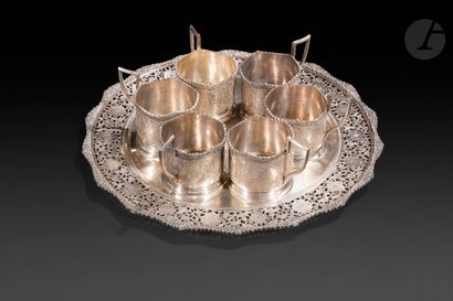 null Plateau circulaire avec 6 porte-verres à thé en argent, Iran, début XXe siècle
Plateau...