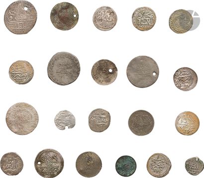null OTTOMANS
17 monnaies ottomanes en argent, la plupart avec tughra. 3 akçe datés...