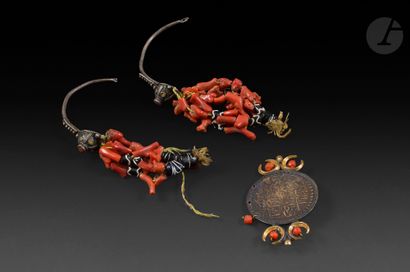 null Lot de bijoux, Algérie, XIXe siècle
Une paire de boucles d’oreilles en métal...
