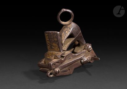 null Chien de fusil, Proche-Orient, XIXe siècle 
En bronze à décor damasquiné d’or...