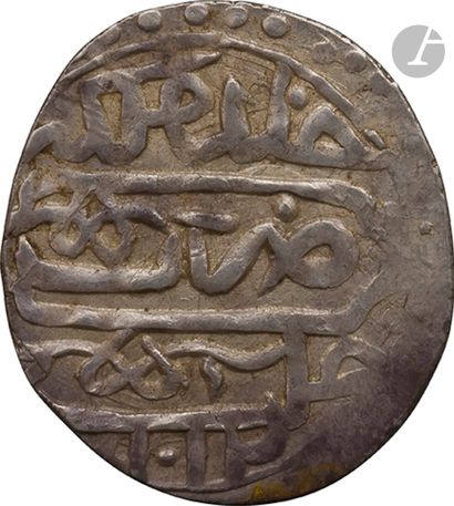 null OTTOMANS
17 monnaies ottomanes en argent, la plupart avec tughra. 3 akçe datés...