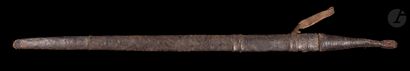 null Epée touareg, probablement Afrique du Nord, fin XIXe siècle
Longue lame droite...
