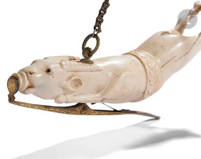 null Corne à poudre en ivoire sculpté en forme de gazelle, Inde, fin XIXe / XXe siècle
Corne...