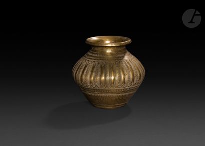 null Deux vases lota, Inde, fin XIXe- début XXe siècle
L’un en laiton, panse carénée...