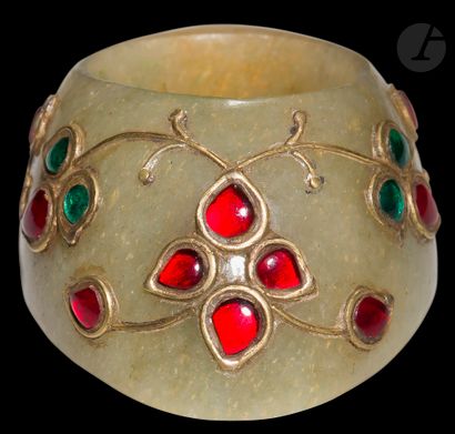 null Bague d’archer, Inde, fin XIXe siècle - début XXe siècle
En jadéite à décor...