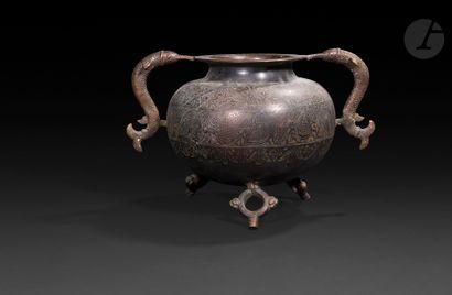 null Important vase à anses pisciformes, Inde, XIXe siècle
Vase globulaire en bronze...