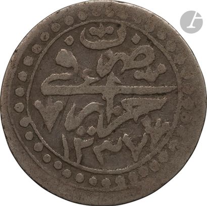 null OTTOMANS
17 monnaies ottomanes en argent, la plupart avec tughra. 3 akçe datés...