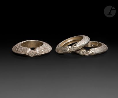 null Trois bracelets de cheville en argent dont une paire, Yémen, fin XIXe siècle
Bracelets...
