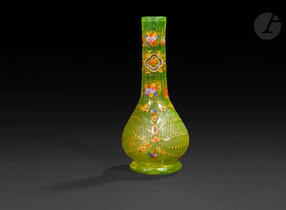 null Base de narguilé, Bohème pour l’Orient, fin XIXe siècle
En verre vert à décor...