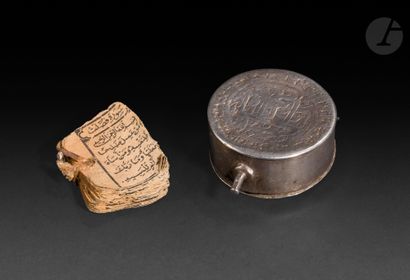 null Pendentif-amulette renfermant des versets du Coran, Moyen Orient, XIXe siècle
Petit...