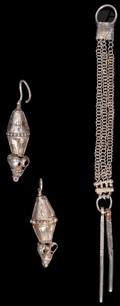 null Paire de pendants d’oreille en argent, Arabie, fin XIXe siècle
De forme losangique...