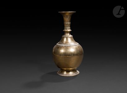 null Vase en bronze argenté, Inde, XXe siècle
A panse globulaire sur pied circulaire...