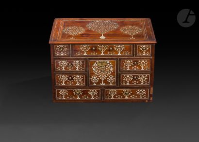 null 
Cabinet en bois à décor incrusté d’ivoire, Inde, probablement Gujarat, XVIIIe siècle

Coffret...