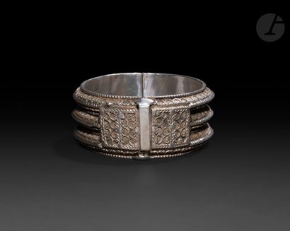 null Petit bracelet en argent à décor de rinceaux, Yémen, fin XIXe siècle
Bracelet...