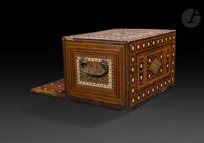 null Petit cabinet à décor sadeli, Inde, Sind ou Gujarat, XVIIe - XVIIIe siècle
Cabinet...