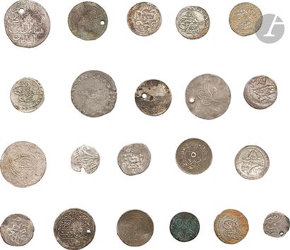 null OTTOMANS
17 monnaies ottomanes en argent, la plupart avec tughra. 3 akçe datés...