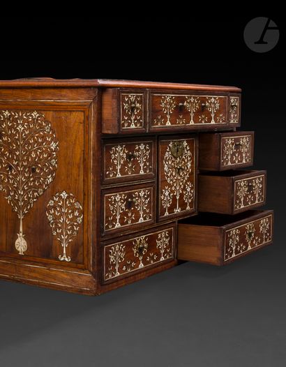 null 
Cabinet en bois à décor incrusté d’ivoire, Inde, probablement Gujarat, XVIIIe siècle

Coffret...