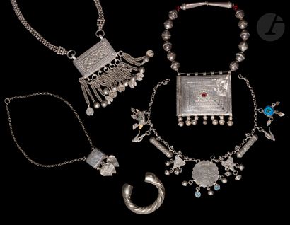 null Ensemble de colliers talismaniques, Péninsule arabique, fin XIXe - début XXe siècle
-...