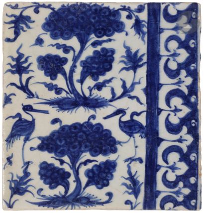 null 
Trois carreaux à décor bleu et blanc, Égypte ou Syrie, probablement XVIe siècle

En...