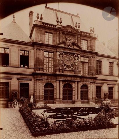 null Eugène Atget (1857-1927)
Hôtel Carnavalet, façade de la Maison des Drapiers,...