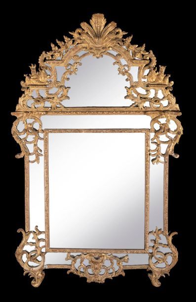 Miroir en bois doré à décor ajouré de feuillages,...