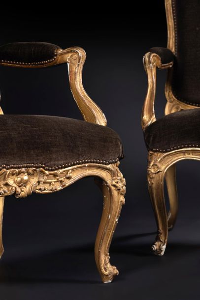 null Paire de grands fauteuils en bois mouluré, sculpté et doré à dossier plat, de...