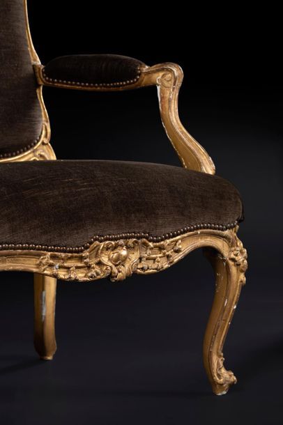 null Paire de grands fauteuils en bois mouluré, sculpté et doré à dossier plat, de...