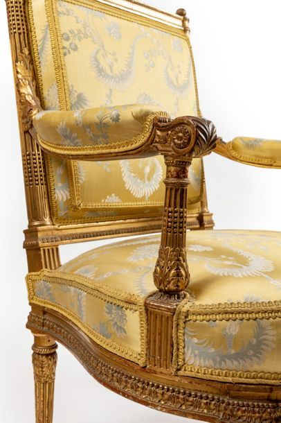 null Grand fauteuil à dossier plat en bois mouluré, sculpté et doré, les montants...