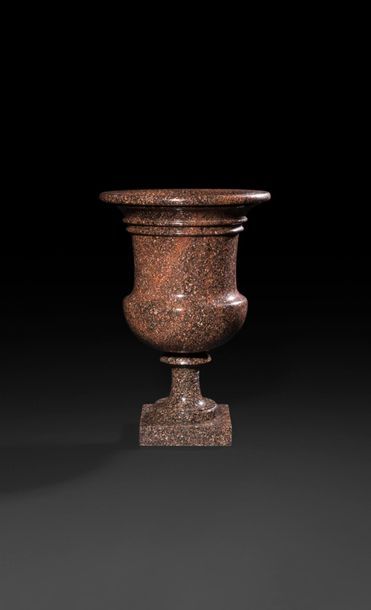 null 
Vase en composition imitant le porphyre, à décor de moulures, reposant sur...