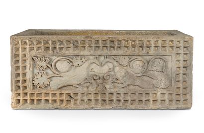 Sarcophage en grès 
Sarcophage en grès gris sculpté en bas-relief de paons buvant...