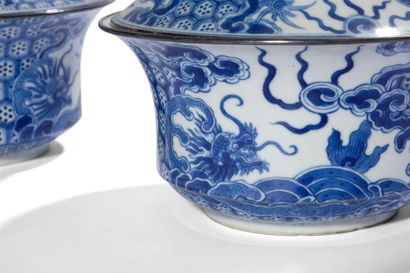 null Chine pour le Vietnam
Paire de bols couverts en porcelaine à décor en bleu sous...