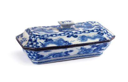 null China for Vietnam
Rectangular covered porcelain box with blue underglaze decoration...