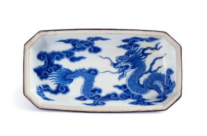 null China for Vietnam
Rectangular covered porcelain box with blue underglaze decoration...